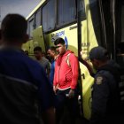 Un grupo de migrantes que esperan su traslado en autobús rumbo a Nicaragua, desde un paso fronterizo en Panamá.