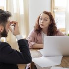 La ecolalia -repetir palabras o frases- se da tanto en niños como en personas adultas