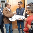 Humberto Plaza, ministro de Vivienda, fue el encargado de entregarle las llaves de su nueva casa a Pintado que llegó a recibirla acompañado de su mamá, esposa e hijos.