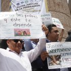 Trabajadores del Poder Judicial que sostienen carteles durante una protesta en contra de la reforma judicial impulsada por el oficialismo, en Ciudad de México (México).