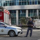 Un policía delante de un edificio dañado en el centro de negocios tras un ataque con drones en Moscú, Rusia, el 01 de agosto de 2023.