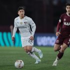 22/08/2024 02:18 (UTC)
Crédito:
EFE
Fuente:
EFE
Autor:
LUCIANO GONZÁLEZ
Temática:
Deporte » Fútbol
Gonzalo Pérez (d) de Lanús disputa el balón con Fernando Cornejo de Liga de Quito en los octavos de la Copa Sudamericana en Lanús.