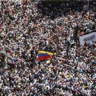 Venezolanos participan en la concentración contra el resultado oficial de las presidenciales.
