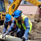 Imagen referencial. Trabajadores y maquinaria de la Epmaps laboraron hasta la madrugada para reparar la tubería y reanudar el servicio.