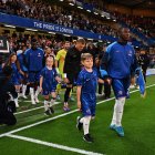 Moisés Caicedo (d) llevó la cinta de capitán en el partido de Chelsea ante Servette