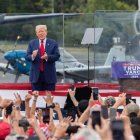 El candidato presidencial del Partido Republicano, el expresidente Donald J. Trump (c), recibe el aplauso del candidato a vicepresidente, el senador JD Vance (d), en Asheboro, Carolina del Norte.