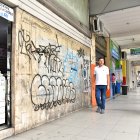 Paredes de locales comerciales, zonas turísticas y bienes municipales son rayadas con graffiti.