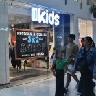 Promociones. En centros comerciales hay ofertas de ropa y otros productos para los chicos.