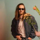 Carlos Sadness tiene 40 años.