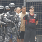 Los siete sospechosos,  entre ellos los tres servidores policiales fueron presentados en los patios del Cuartel Modelo.