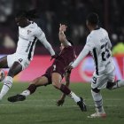 El zaguero Ricardo Adé (i) resaltó que errores les pasaron factura en la eliminación ante Lanús.