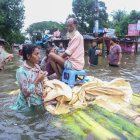 Un grupo de personas son rescatadas tras las graves inundaciones en Bangladesh.