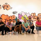 Artistas urbanos posando durante su participación en el programa Artista en Residencia "Tomar Los Muros".
