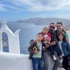 Georgia Diela (derecha, detrás), periodista de 37 años, con su marido y sus hijos en Santorini (Grecia).