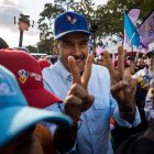 Fotografía del 17 de agosto de 2024 en donde el presidente de Venezuela, Nicolás Maduro, saluda a simpatizantes en una manifestación a favor de su Gobierno, en Caracas (Venezuela).