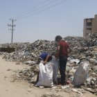 En la Franja de Gaza, donde la basura se acumula en enormes vertederos junto a los campamentos de tiendas de campaña.