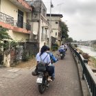 El malecón peatonal sirve de ruta para repartidores de comida y motociclistas en general. Las familias piden ayuda.