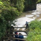 Afluente. Científicos toman muestras para su análisis, del río Machángara.