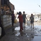 El líquido vital. Niños que llevan bidones recorren los diversos campamentos de Gaza en busca de agua.