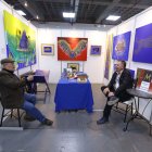 El artista plástico Nelson Román (izquierda), quien nació en Latacunga, se dedica,  sobre todo, a la pintura y al grabado. En la foto, con su asistente,  con su asistente, Fernando Burbano.