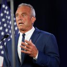 El candidato independiente a la Presidencia de Estados Unidos, Robert F. Kennedy Jr., confirmó este viernes 23 de agosto que suspende la campaña de la carrera a la Casa Blanca.
