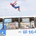 Spider-Man Busetero salta sobre autobuses en movimiento.