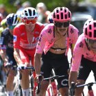 Richard Carapaz (c) tuvo el apoyo de su compatriota Alexander Cepeda (d).