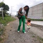 La preocupación de los vecinos son las obras inconclusas y piden que se fiscalice. En Quitumbe solo adoquinaron una parte de la vía, mientras que la otra está de tierra.