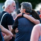 Este sábado 24, decenas de personas se congregaron cerca del lugar del ataque con cuchillo en el centro de Solingen, Alemania.