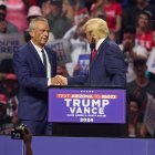 Robert F. Kennedy Jr. se une al candidato presidencial republicano, Donald Trump, en un mitin electoral en el Desert Diamond Arena en Glendale, Arizona, EE. UU., el 23 de agosto de 2024.