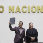 El representante de Movimiento de Regeneración Nacional ante el Instituto Nacional Electoral (INE), Sergio Gutiérrez Luna, muestra la constancia de asignación de legisladores a su partido.