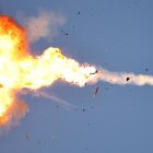 Un vehículo aéreo no tripulado (UAV) de Hizbulá que cruza desde el Líbano es interceptado por un caza israelí sobre una zona cercana a la frontera entre ambos países.