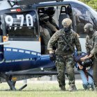 Agentes de la Policía Federal conducen al sospechoso del ataque con cuchillo en Solingen desde el helicóptero hasta su comparecencia ante el Tribunal Supremo Federal (BGH) en Karlsruhe.