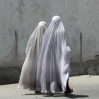 Mujeres afganas vestidas con burka caminan por una carretera en Kandahar.