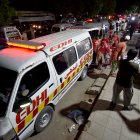 Equipos de rescate de Pakistán trasladaron a las personas herida a casas de salud para que sean atendidas.