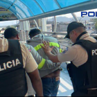 Momentos de angustia por hombre que intentó lanzarse de paso peatonal de La Aurora, Daule.