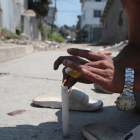 Un conocido de las víctimas en Nueva Prosperina enciende una vela en su memoria.