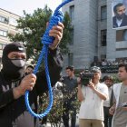 Archivo.Un policía iraní prepara la ejecución pública de un asesino iraní convicto.