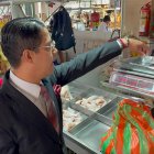 Autoridad. El intendente de Policía del Guayas, Raúl Japón, en un operativo en el mercado Sauces IX.