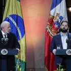 El presidente de Chile, Gabriel Boric (d), y el presidente de Brasil, Luiz Inácio Lula da Silva, en el palacio de La Moneda.