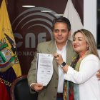 El general Víctor Araus y su binomio Cristina Carrera aceptaron su precandidatura en el CNE.