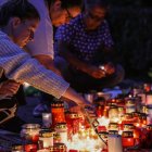 Personas encienden velas cerca de la escena del crimen en Solingen, Alemania, este lunes 26 de agosto del 2024.