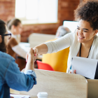 Aunque el dinero se trata de un factor muy importante, existen otro tipo de compensaciones que pueden complementar el sueldo.