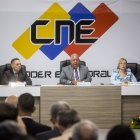 Los integrantes del Consejo Nacional Electoral (CNE) de Venezuela durante una sesión del organismo.
