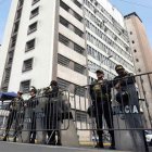 Policías custodiaron la sede de la Fiscalía en Lima mientras la presidenta Dina Boluarte comparecía este lunes 26 de agosto del 2024.