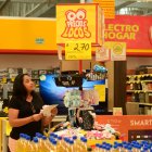 Comercio. Una persona realiza compras en un supermercado en Guayaquil.