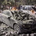 Un automóvil dañado en el lugar del ataque con cohete en Kryvyi Rih, Ucrania, el 27 de agosto de 2024, en medio de la invasión rusa en curso.