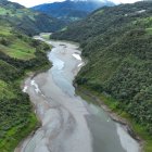 Fotografía del 18 de abril de 2024 en donde se ve el embalse e hidroeléctrica Paute, en la provincia del Azuay (Ecuador).