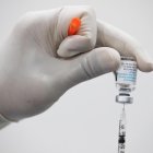 Un funcionario de salud tailandés prepara una vacuna Mpox durante un servicio de vacunación Mpox.