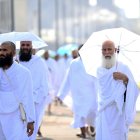 Peregrinos musulmanes dirigiéndose al campamento de Mina para el inicio del "hach" en La Meca, Arabia Saudita, en junio del 2024.